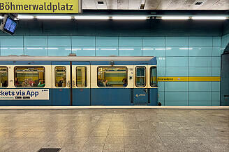 A-Wagen 315 als U4 im U-Bahnhof Böhmerwaldplatz