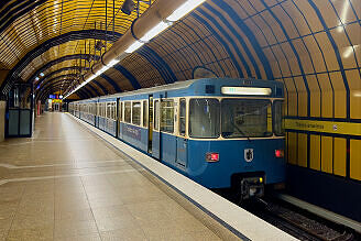 A-Wagen 315 im U-Bahnhof Theresienwiese