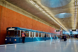 A-Wagen 320 wird im bauma-Messeverkehr als U2 im U-Bahnhof Messestadt West abgefertigt