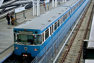 A-Wagen 323 als U6 im U-Bahnhof Fröttmaning