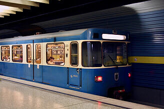 A-Wagen 323 im U-Bahnhof Westendstraße