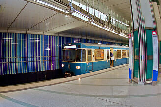 A-Wagen 324 als U2 im U-Bahnhof Dülferstraße