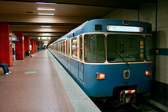 A-Wagen 327 als U6 im U-Bahnhof Harras