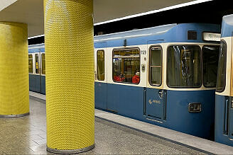 A-Wagen 329 als U1 im U-Bahnhof Fraunhoferstraße