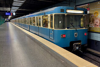 A-Wagen 332 als U6 im U-Bahnhof Goetheplatz