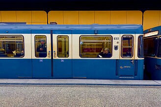 A-Wagen 333 als U2 im U-Bahnhof Silberhornstraße