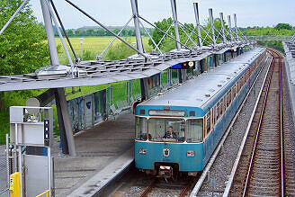 A-Wagen 334 als U6 im U-Bahnhof Garching-Hochbrück