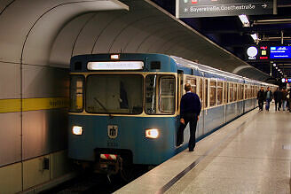 A-Wagen 234 als U4 im U-Bahnhof Hauptbahnhof
