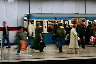 A-Wagen 335 als U1 im U-Bahnhof Hauptbahnhof