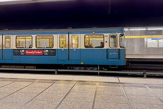 A-Wagen 335 als U4 im U-Bahnhof Richard-Strauss-Straße
