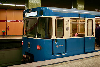 A-Wagen 336 als U1 im U-Bahnhof Kolumbusplatz