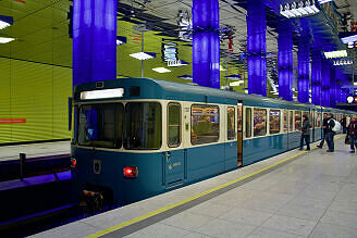A-Wagen 337 als U6 im U-Bahnhof Münchner Freiheit