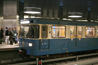 A-Wagen 341 als U6 im U-Bahnhof Olympia-Einkaufszentrum (U1)