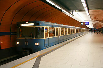 A-Wagen 343 im U-Bahnhof Marienplatz