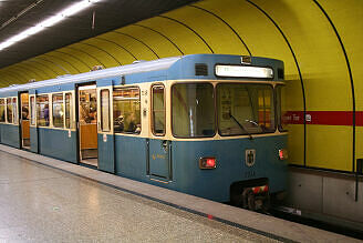A-Wagen 348 als U1 im U-Bahnhof Sendlinger Tor