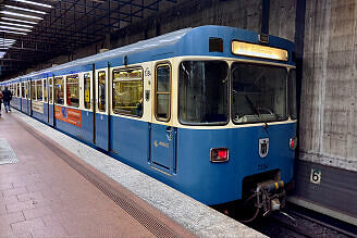 A-Wagen 354 als U6 im U-Bahnhof Implerstraße