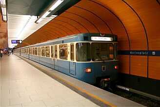 A-Wagen 356 als U3 im U-Bahnhof Marienplatz