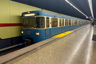 A-Wagen 360 als U8 im U-Bahnhof Untersbergstraße