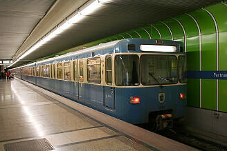 A-Wagen 364 als U6 im U-Bahnhof Partnachplatz