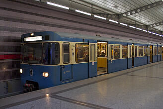 A-Wagen 364 als U2 im U-Bahnhof Harthof