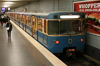 A-Wagen 365 als U3 im U-Bahnhof Giselastraße