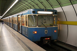 A-Wagen 365 als U4 im U-Bahnhof Odeonsplatz