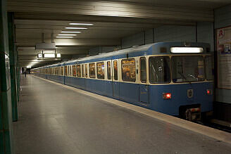 A-Wagen 366 als U6 im U-Bahnhof Goetheplatz