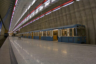 A-Wagen 368 als U1 im U-Bahnhof Mangfallplatz