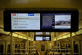 Nachgerüstetes Fahrgastfernsehen "Münchner Fenster" im A-Wagen