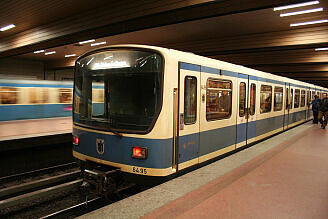 B-Wagen-Prototyp 495 als U6 im U-Bahnhof Implerstraße