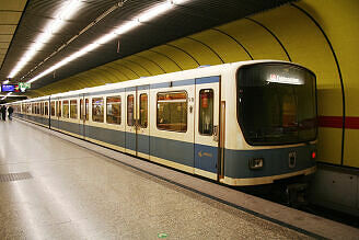 B-Wagen-Prototyp 496 als U2 im U-Bahnhof Sendlinger Tor