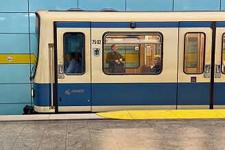 B-Wagen 502 als U4 im U-Bahnhof Böhmerwaldplatz