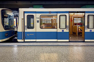 B-Wagen 505 als U2 im U-Bahnhof Innsbrucker Ring