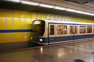 B-Wagen 506 als U6 im U-Bahnhof Holzapfelkreuth