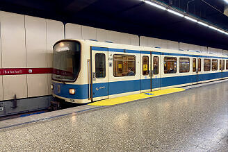 B-Wagen 508 als U2 im U-Bahnhof Giesing (Bahnhof)