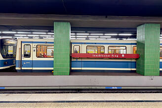 B-Wagen 508 als U2 im U-Bahnhof Innsbrucker Ring