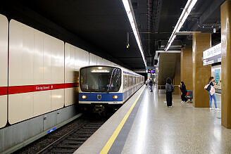 B-Wagen 513 als U2 im U-Bahnhof Giesing (Bahnhof)