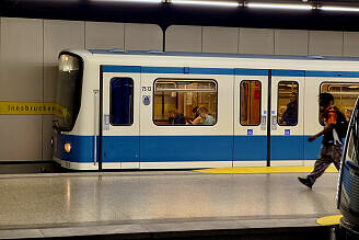 B-Wagen 513 als U5 im U-Bahnhof Innsbrucker Ring
