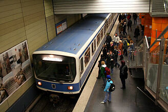 B-Wagen 514 als U3 im U-Bahnhof Universität