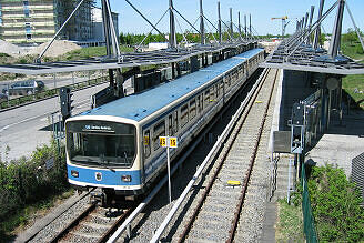 B-Wagen 516 als dort startende U6 im U-Bahnhof Garching-Hochbrück