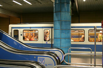 B-Wagen 516 im U-Bahnhof Sendlinger Tor (U3/U6)