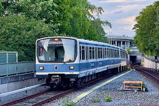 B-Wagen 516 als U6 bei der Einfahrt in den U-Bahnhof Studentenstadt