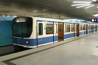 B-Wagen 517 als U6 im U-Bahnhof Garching-Forschungszentrum