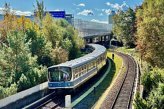 B-Wagen 518 als U6 bei der Einfahrt in den U-Bahnhof Freimann