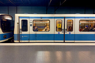 B-Wagen 518 als U3 im U-Bahnhof Goetheplatz