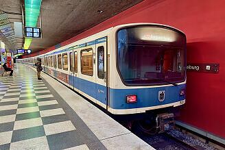 B-Wagen 521 als U2 im U-Bahnhof Josephsburg