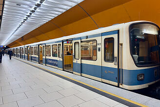 B-Wagen 522 als baustellenbedingte U6 Brudermühlstraße im U-Bahnhof Marienplatz