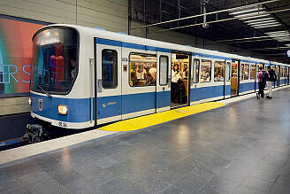 B-Wagen 524 als U3 im U-Bahnhof Universität