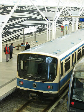 B-Wagen 525 als U6 im U-Bahnhof Fröttmaning