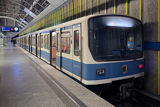 B-Wagen 525 als U3 im U-Bahnhof Fürstenried West